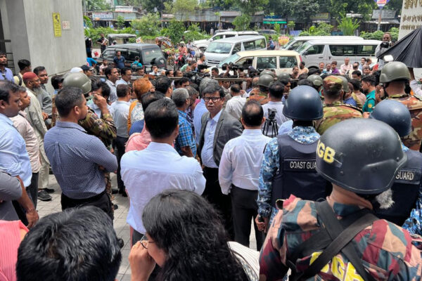 রাজস্ব ভবন ঘিরে আইনশৃঙ্খলা বাহিনীর অবস্থান, প্রবেশ-প্রস্থানে নিষেধাজ্ঞা